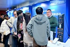 盖根本层、手艺层、使用层和前沿摸索四个类别 